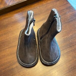 🐆 Wee Squeak brown suede booties